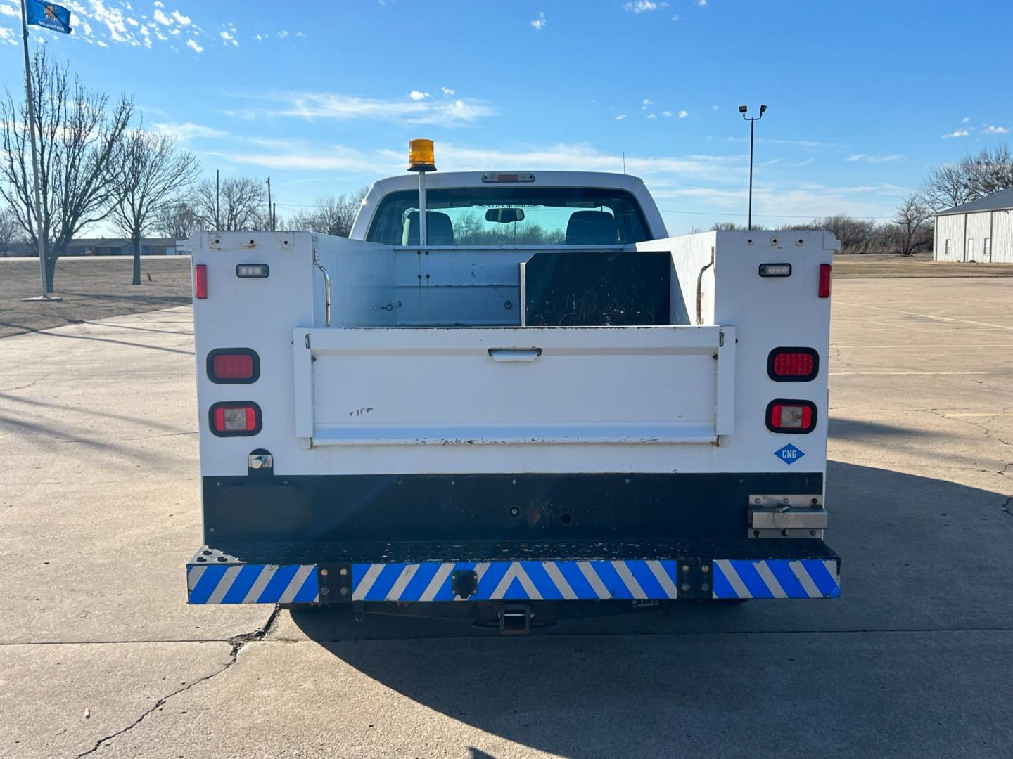 2015 White /Gray Ford F-250 SD XLT 2WD (1FDBF2A66FE) with an 6.2L V8 OHV 16V engine, 6-Speed Automatic transmission, located at 17760 Hwy 62, Morris, OK, 74445, (918) 733-4887, 35.609104, -95.877060 - Photo#5